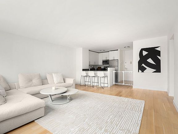 2nd image of 45 W 67th St APT 29C