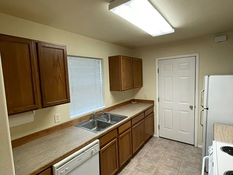 1308 W Babcock St #D — Photo 27