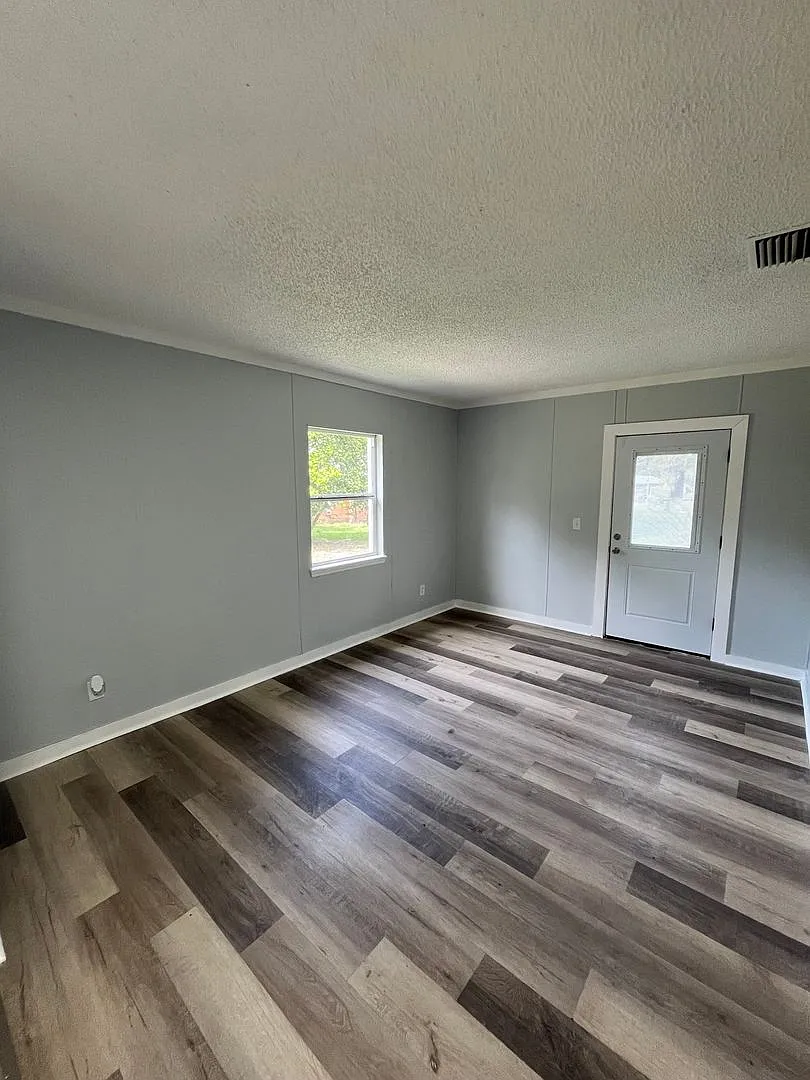 Spacious 1BR/1BA Duplex in North Dade City Near the Withlacoochee River! — Photo 4