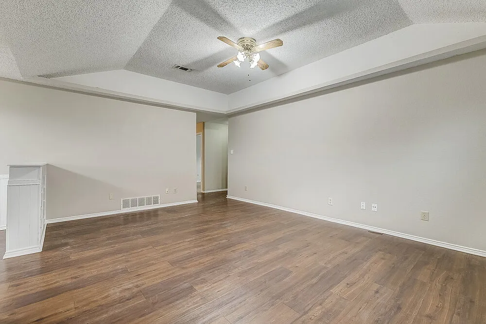 3 bed, 2.0 bath, 1368 sqft, $1,960 — Photo 4