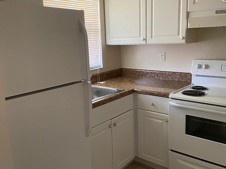 231 SW 8th Ct #2 — Photo 5