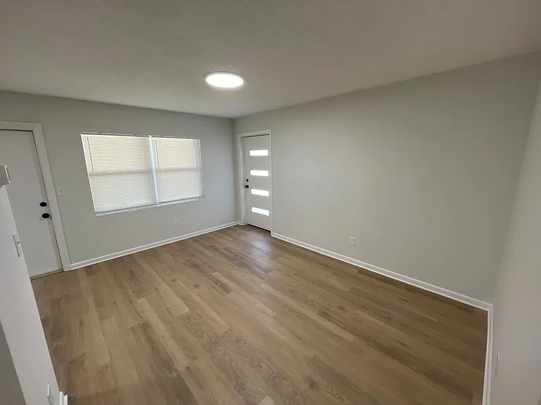 126-132 E Harding St — Photo 12