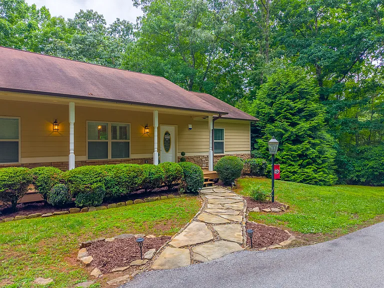 215 Oakridge Dr — Photo 3