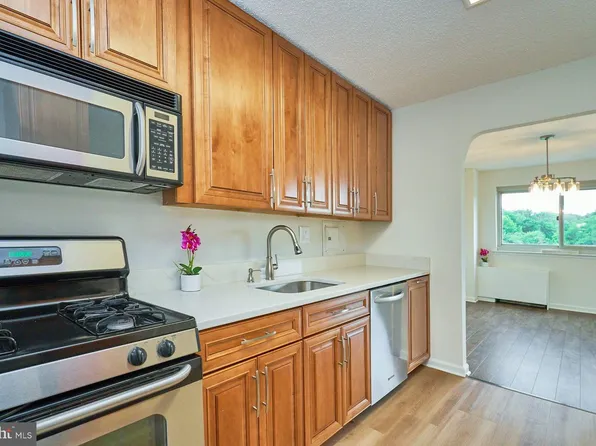 1225 Martha Custis Dr APT 810, Alexandria, VA 22302