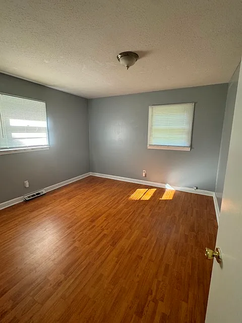 3 bed, 1300 sqft, $1,400 — Photo 4