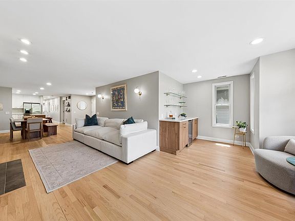 4th image of 2555 N Southport Ave APT 3