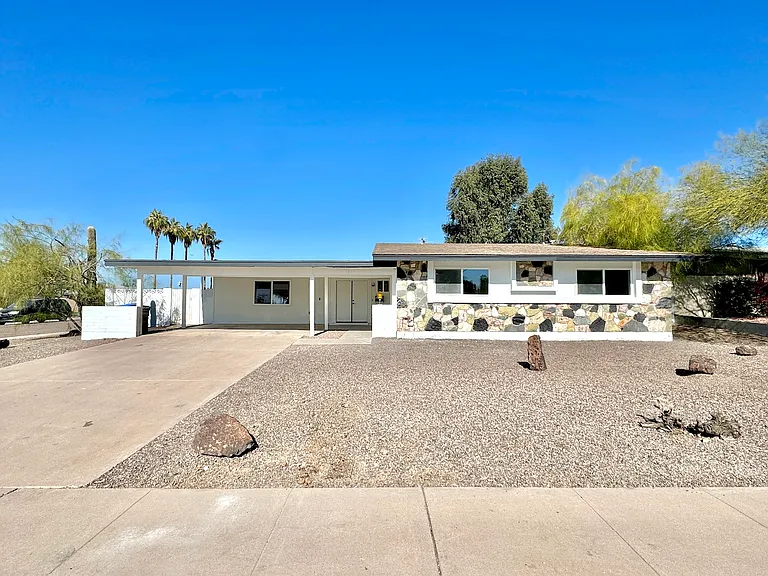 1902 E Flynn Ln — Photo 2