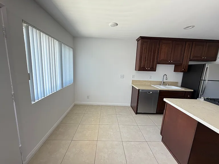 2210 Vanderbilt Ln — Photo 9
