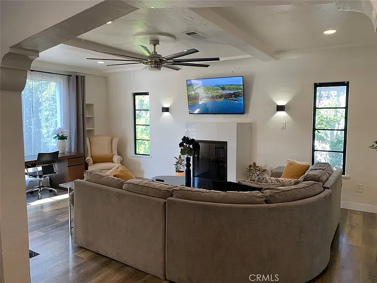1574 N Orange Grove Ave — Photo 5
