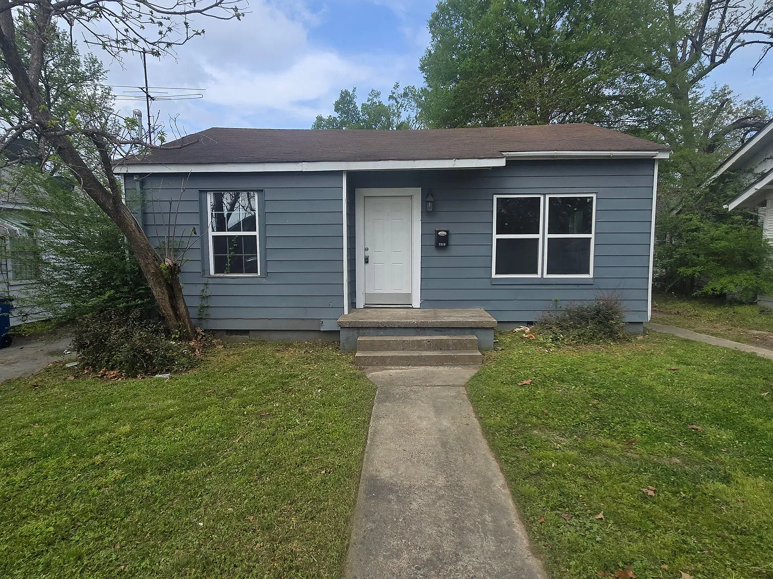 Charming Blue Retreat ? Bright 3 Bed, 1 Bath Single-Story Home — Photo 1