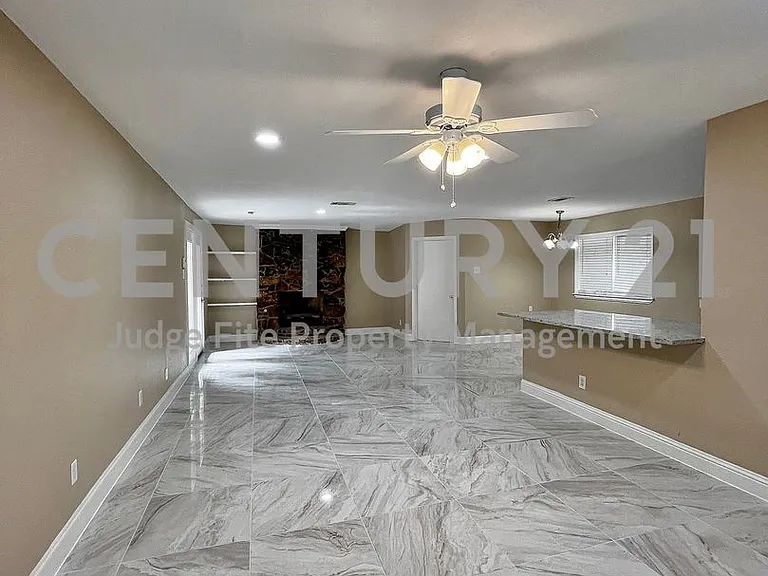 1914 W Northgate Dr — Photo 11