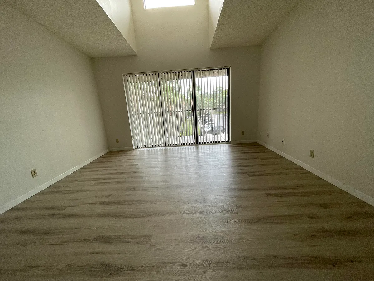 Building Photo - 207 Foxtail Dr #E3