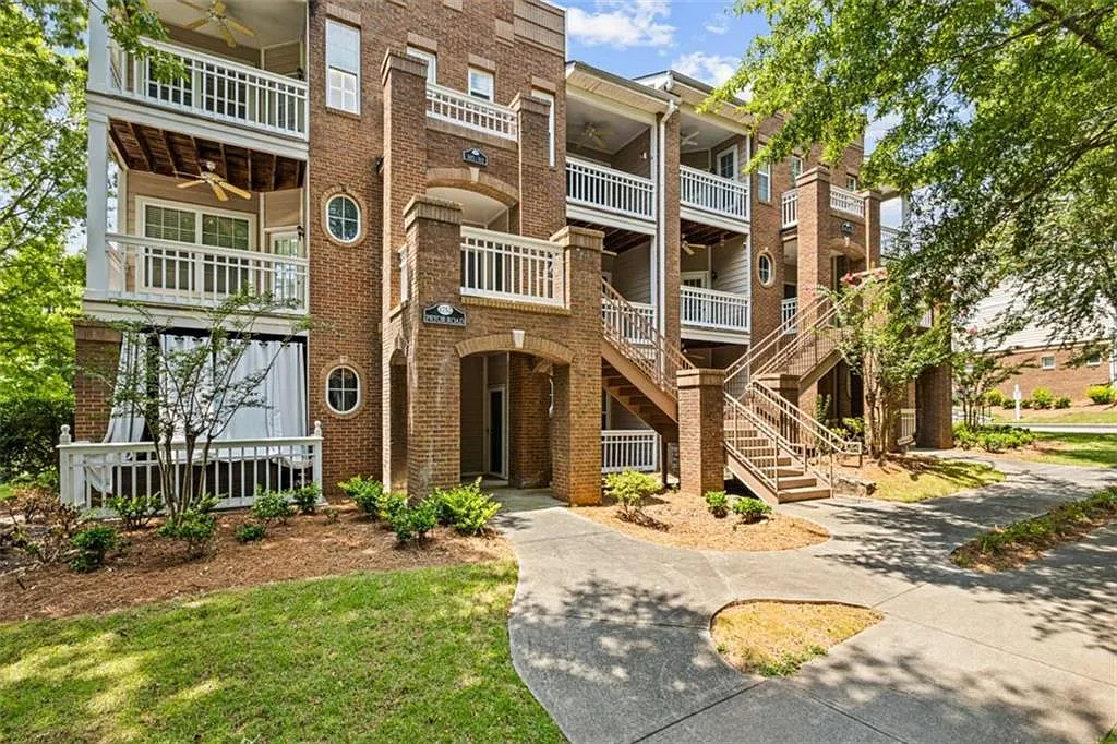 1 bed, 1.0 bath, 805 sqft, $1,600 — Photo 2