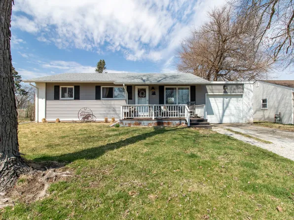 415 Sunset Dr, Le Roy, IL 61752