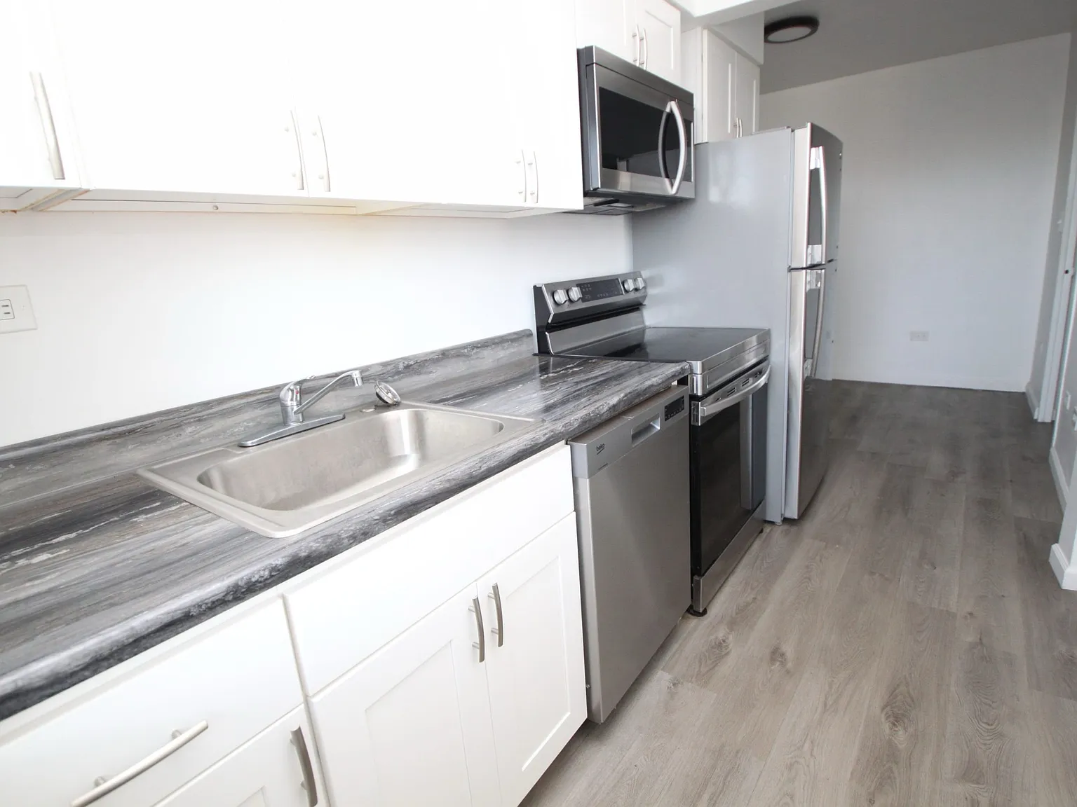 California Apartments — Photo 2