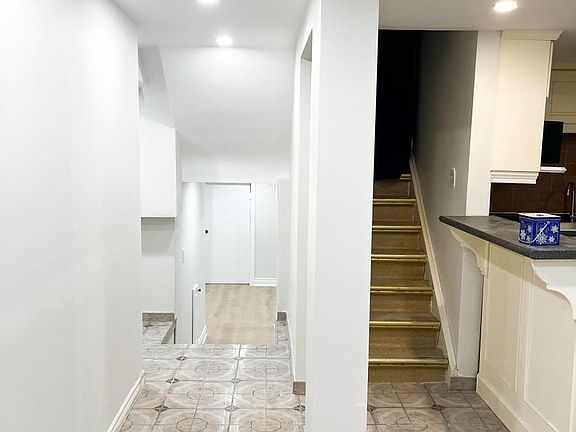 5th image of 50 Limeridge Rd W