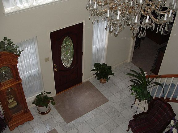 4th image of 913 Remington Ct