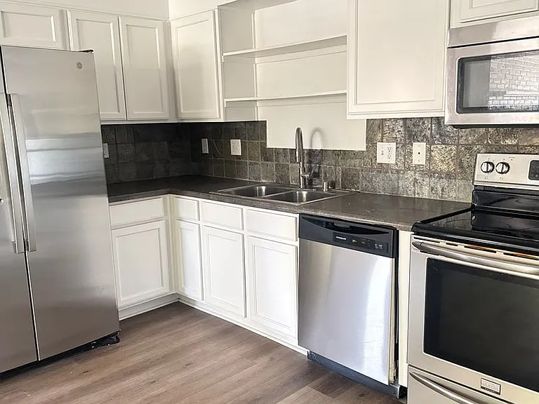2107 Frontier Ave — Photo 4