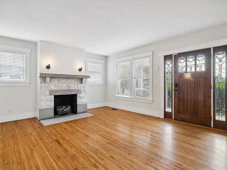 1106 Lawrence Ave — Photo 8