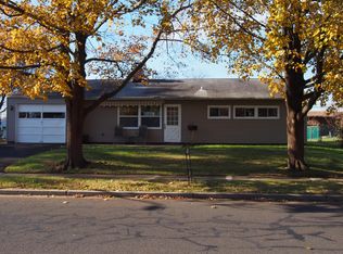 470 Lakeside Dr, Levittown, PA 19054