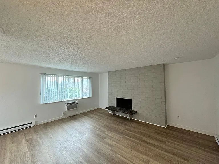 Stunning 2 Bed, 1 Bath w/ Laundry & AC in Lincoln Heights! — Photo 5