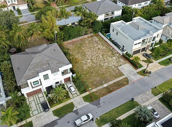 3rd image of 1001 NE 3rd Avenue