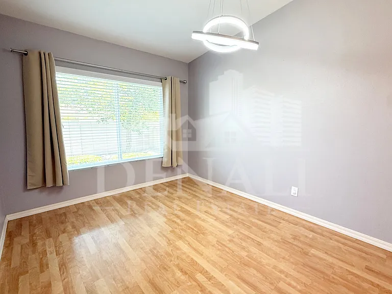 811 E Chilton Dr — Photo 8