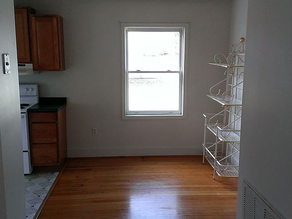 5th image of 2506 Lyndhurst St NW