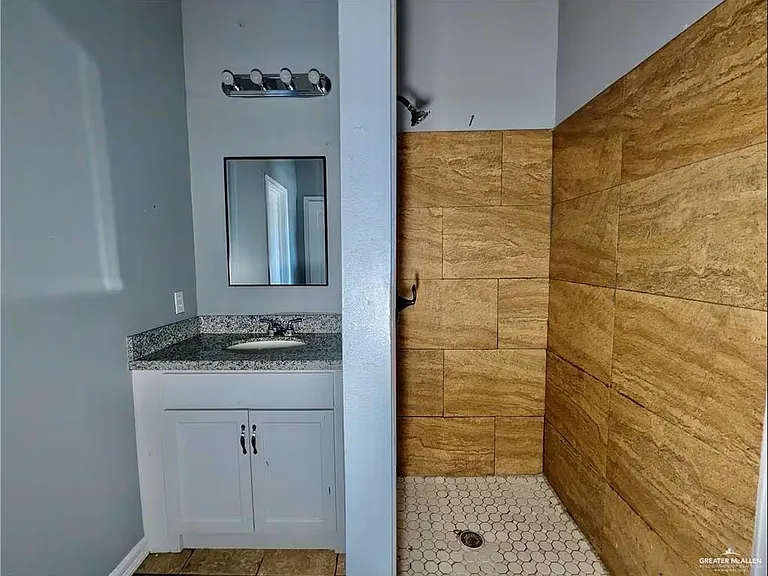 100 W 2nd St #5 — Photo 7