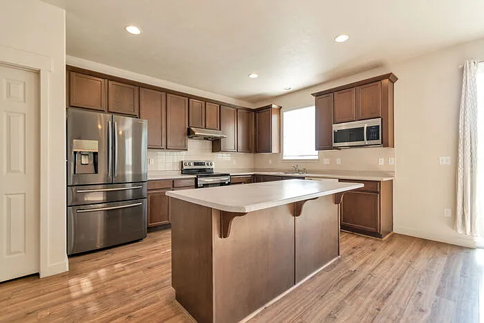 7 bed, 3.5 bath, 3692 sqft, $2,899 — Photo 4