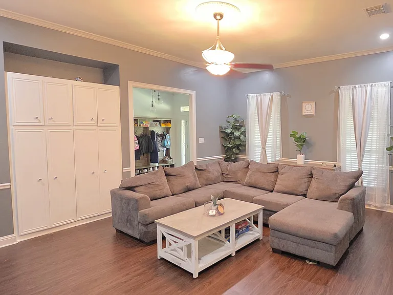 4901 Old Oak Dr — Photo 10