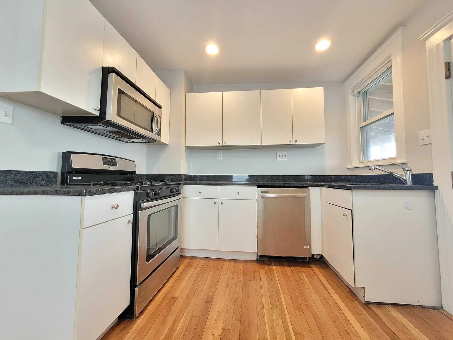 3 bed, $3,070 — Photo 2