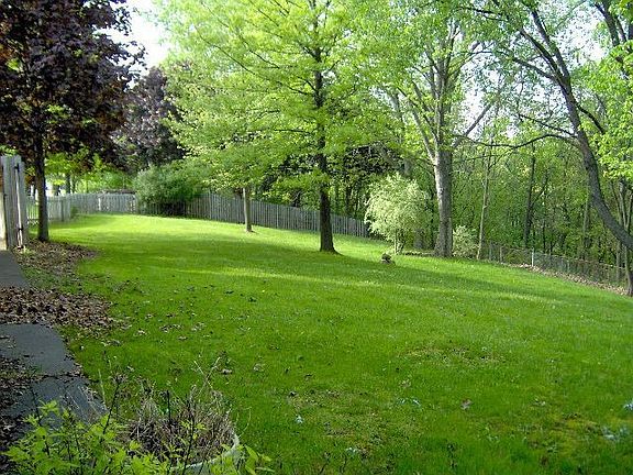 3rd image of 128 Lexington Ct