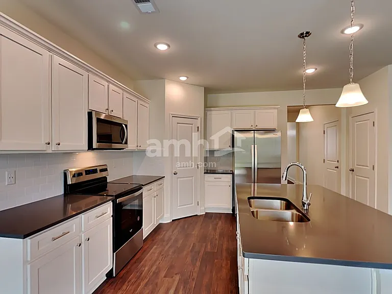 216 Willow Ln — Photo 3