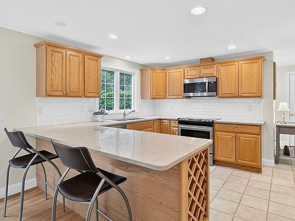 3rd image of 25 Mill Farm Way #25
