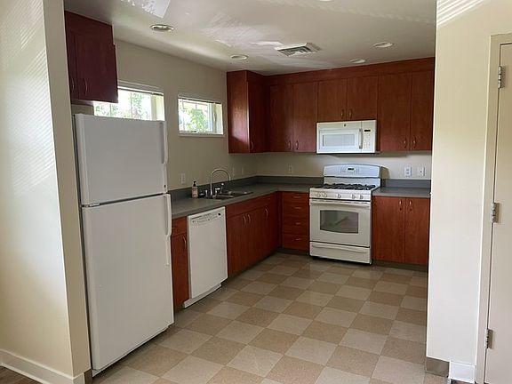 2nd image of 113 N Avenue C Ave