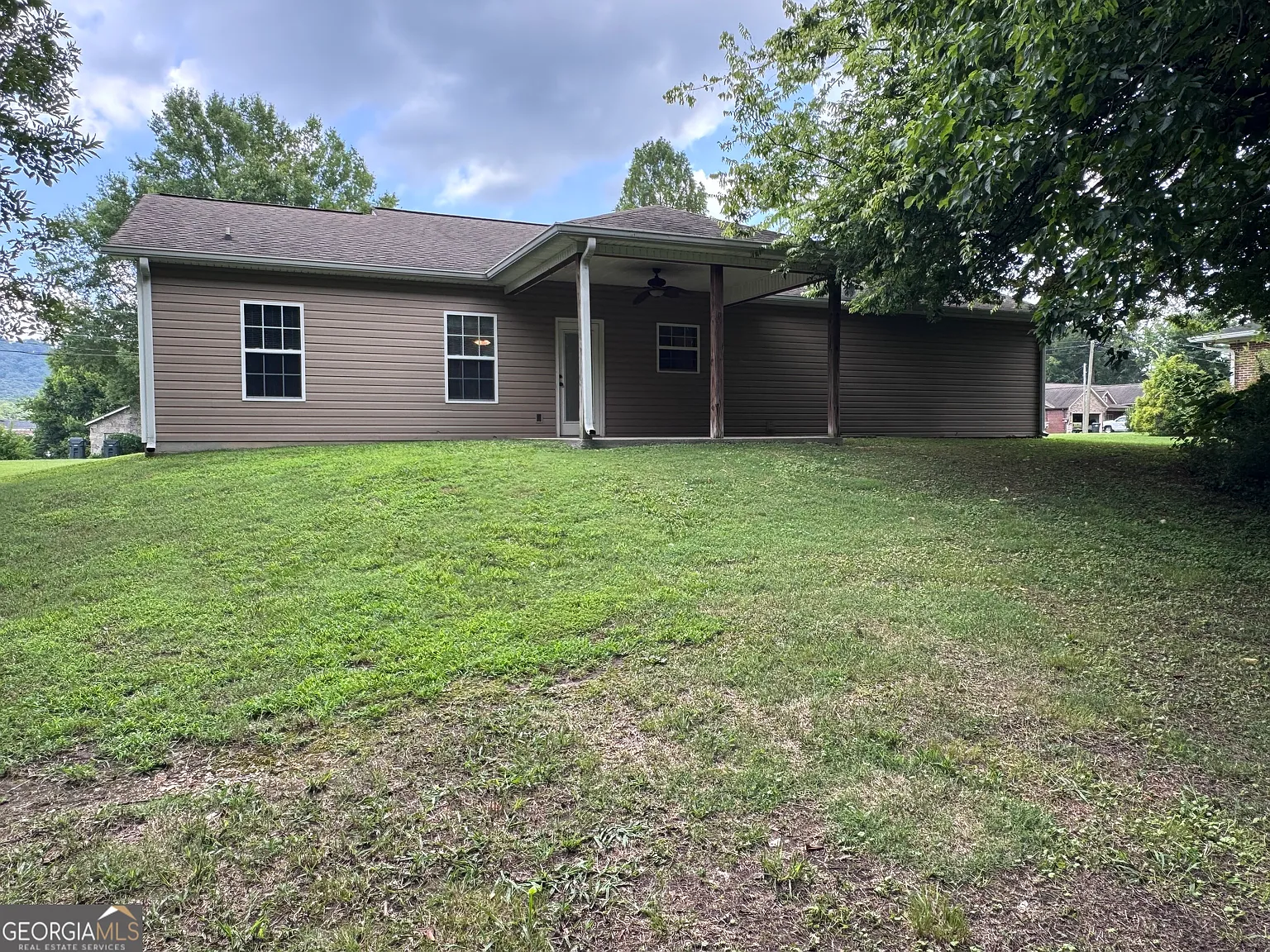 3 bed, 2.0 bath, 1312 sqft, $2,000 — Photo 2