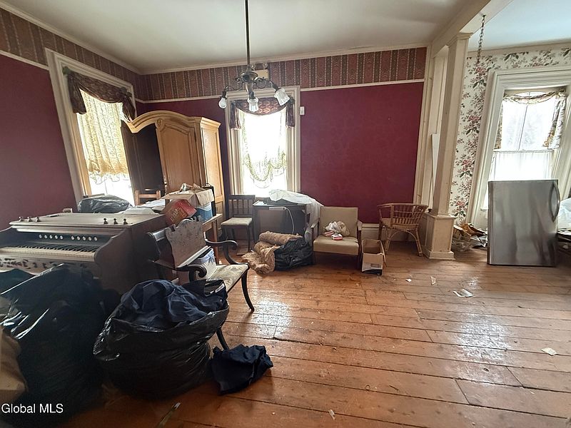 4th image of 402 New York 8 Rte