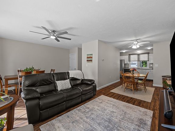 3rd image of 11 Towle Dr