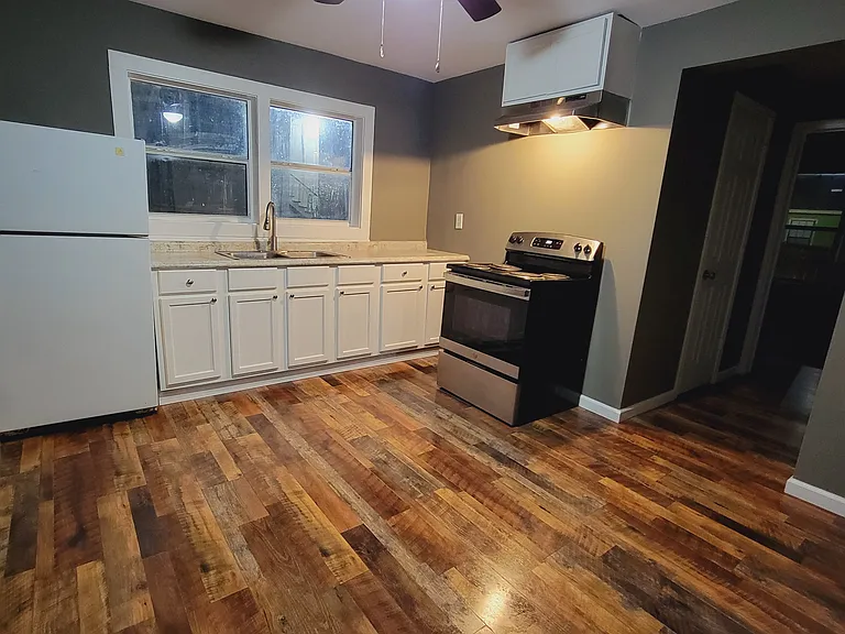 125 S Thompson Ave — Photo 2