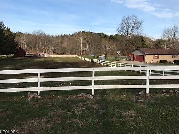 Front pasture leads to the barn.