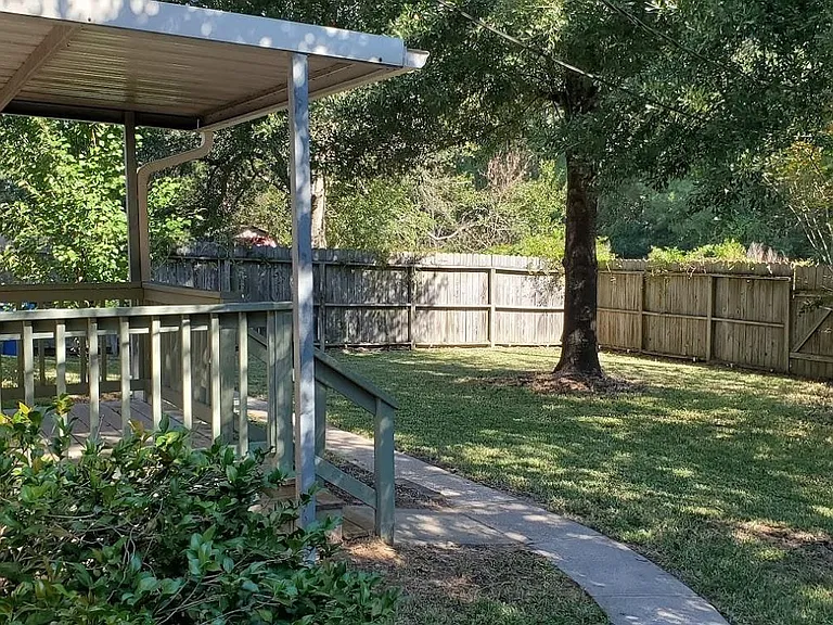 1207 Toby Ln — Photo 16