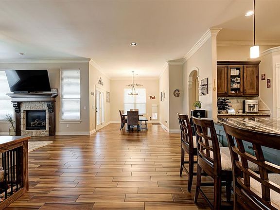 5th image of 415 Lake Grove Ct
