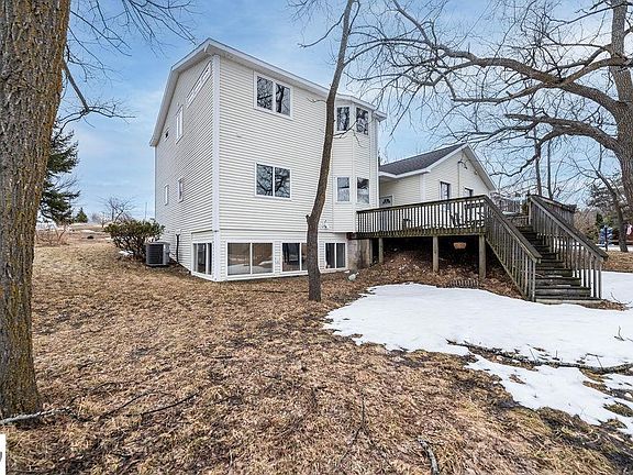 2nd image of 13467 Center Rd