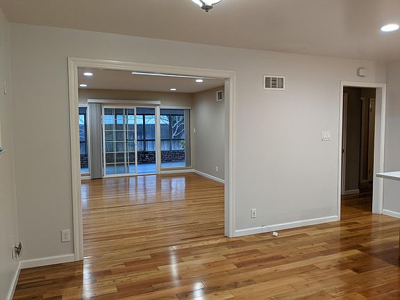 4th image of 1576 Lochinvar Ave