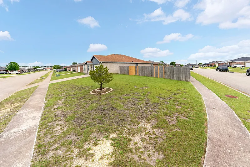 3 bed, 2.0 bath, 1721 sqft, $1,550 — Photo 4