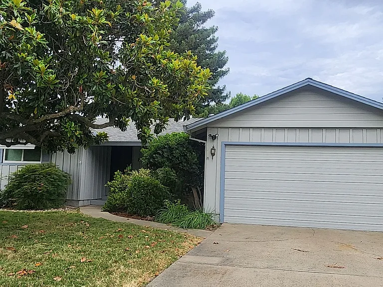 1117 Lancaster Way — Photo 2