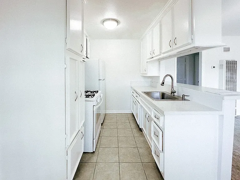 1008 Georgia St #203 — Photo 4