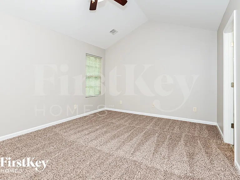 380 Pine Tree Dr — Photo 8