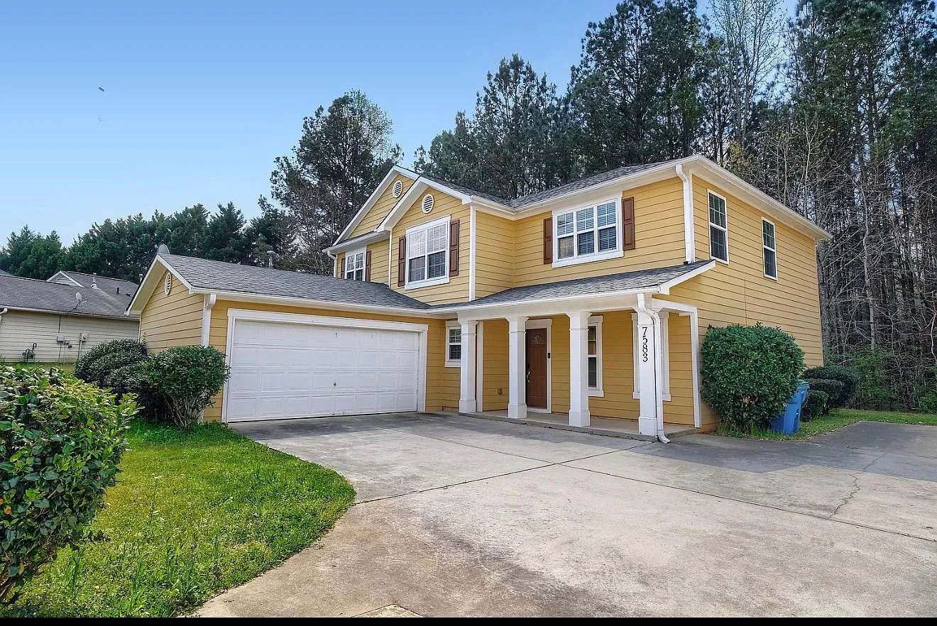 3 bed, 2.5 bath, 2476 sqft, $2,475 — Photo 1